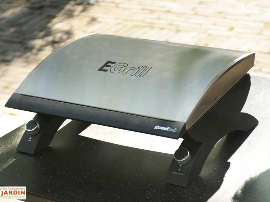 Grandhall, E-Grill, barbecue elettrico da 1.500 Watt; è dotato di due lampade all'infrarosso in fibra di carbonio per una cottura soft ma intensa, la superficie utile è di 30x45 cm. Il piano è di ghisa smaltata e il coperchio in acciaio inox. Euro 240